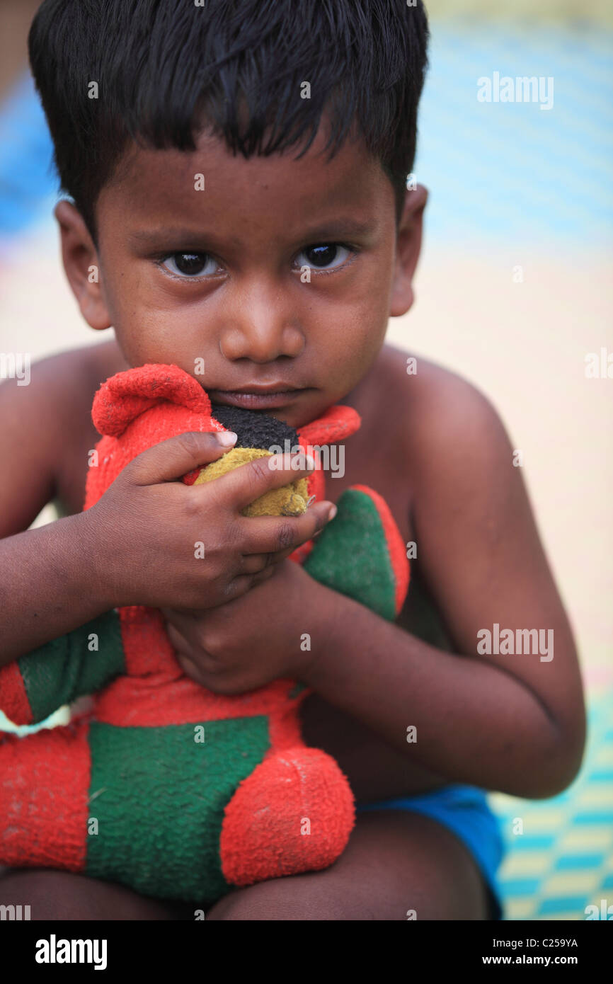 Pueblo Chico jugando con osito Andhra Pradesh en el sur de la India Foto de stock
