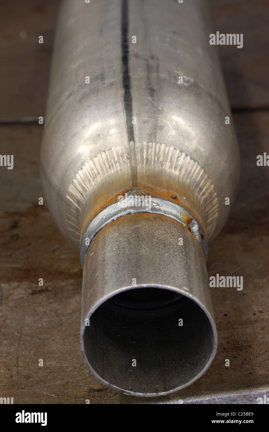 Tubos de acero soldado de componentes de escape mostrando las soldaduras  Fotografía de stock - Alamy