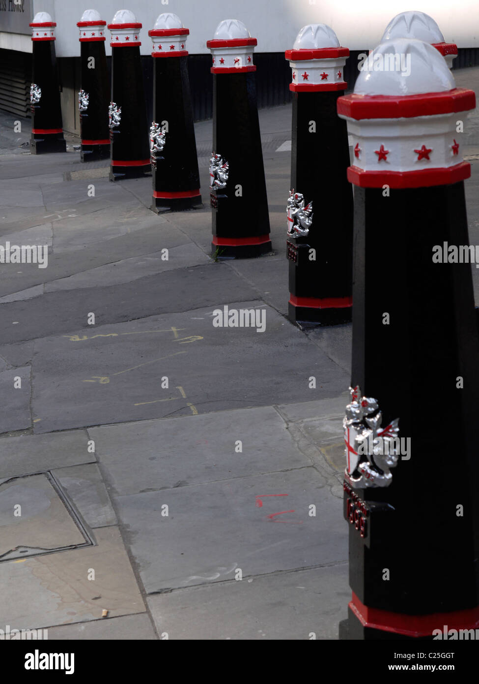 Ciudad de Londres Bolardos marca el límite de la ciudad de London Square Mile Foto de stock