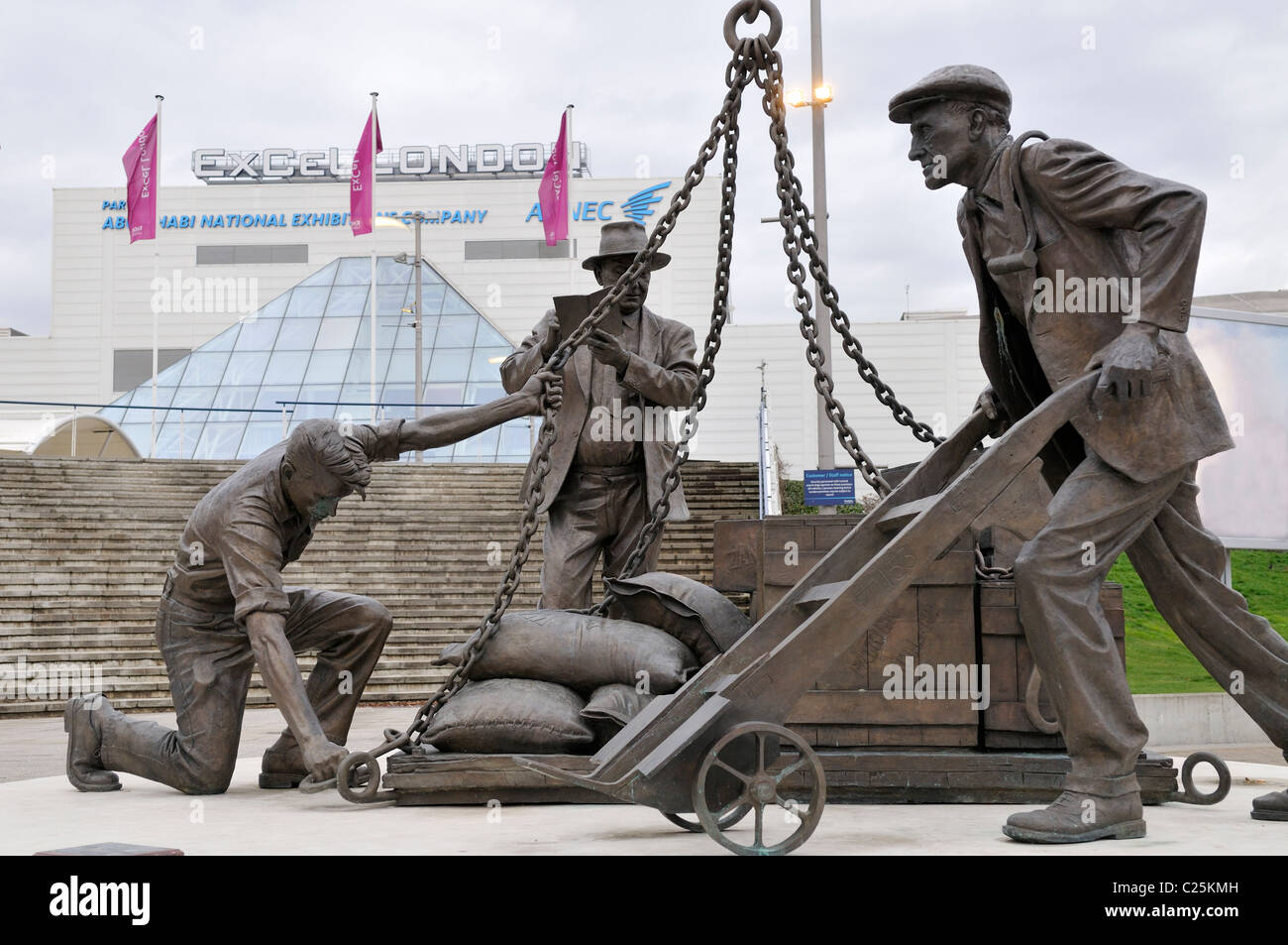 "Desembarcado" escultura por Les Johnson fuera del centro de exposiciones ExCel Royal Victoria Dock, East London Foto de stock