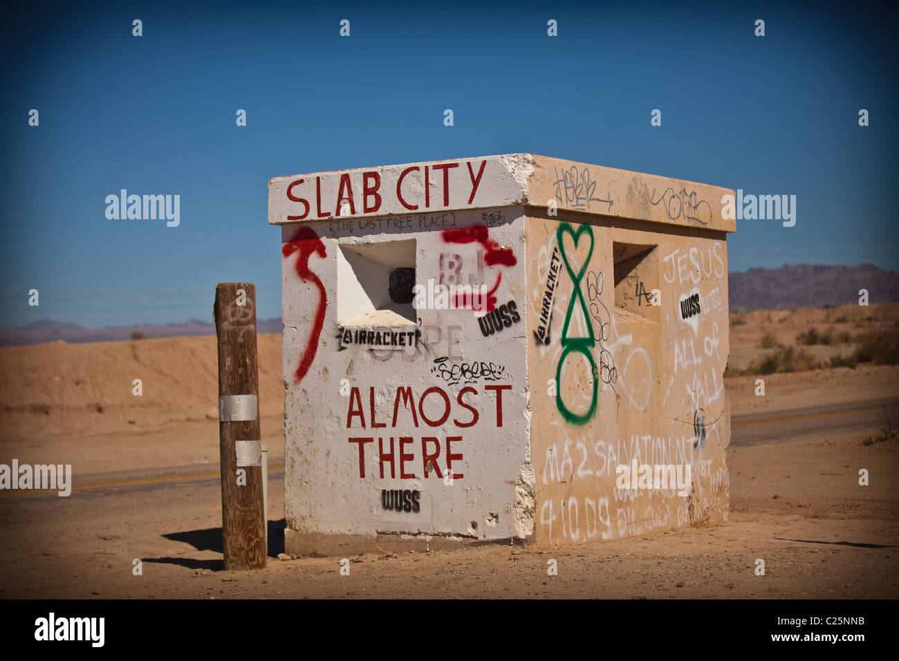 Puesto de guardia abandonados marcó la entrada a la ciudad de Losa excéntrico en el desierto fuera Niland, CA. Foto de stock