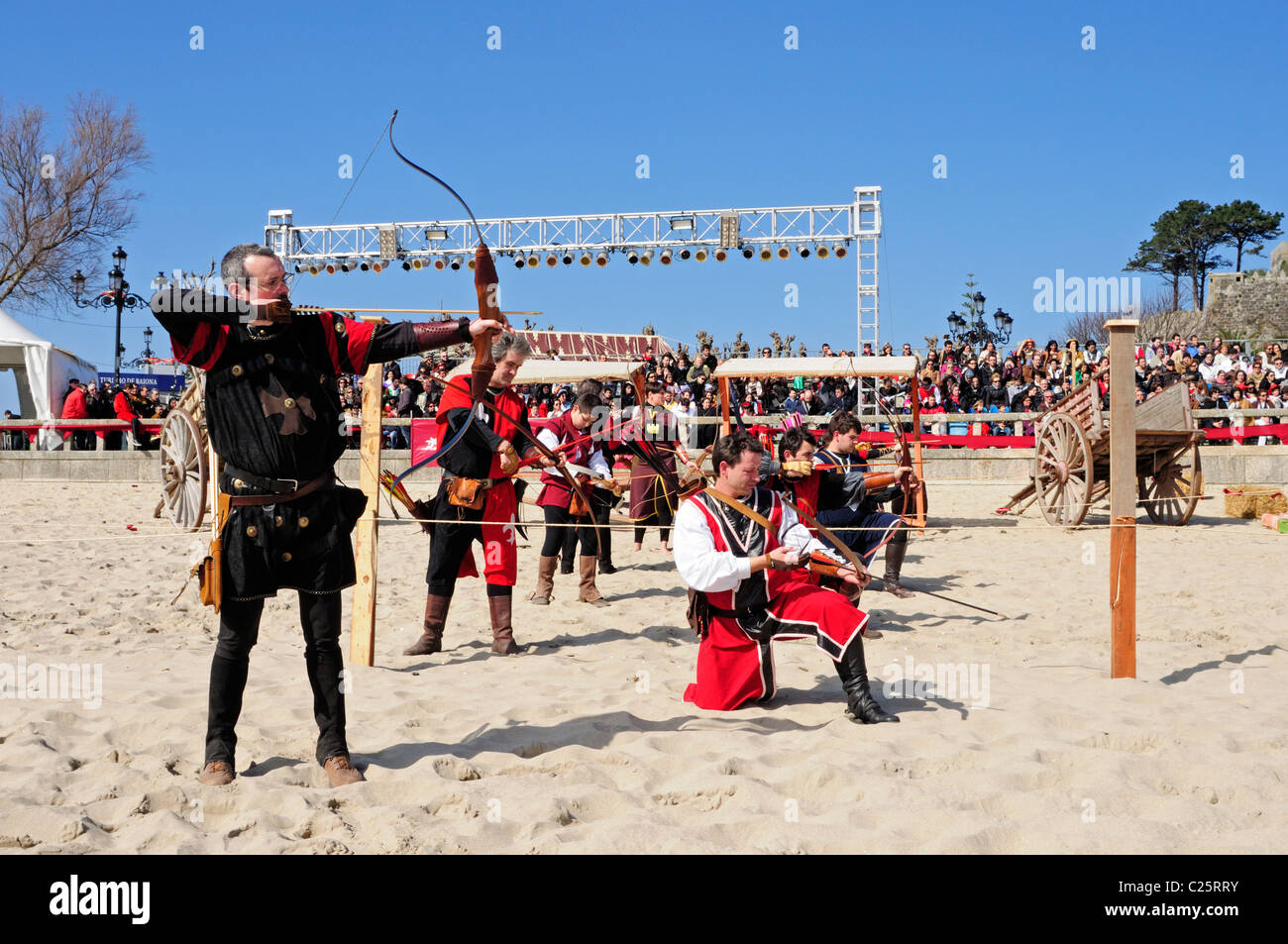 Juegos Medievales en la arribada conmemoración. Baiona, Pontevedra, Galicia, España. Foto de stock
