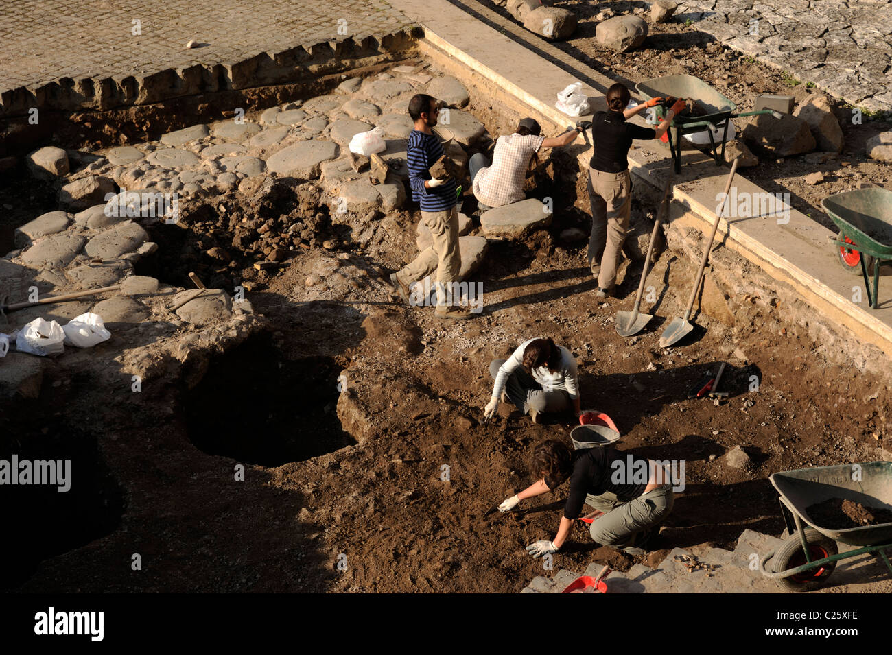 Italia, Roma, la excavación arqueológica en el foro boarium, arqueólogos que trabajan Foto de stock