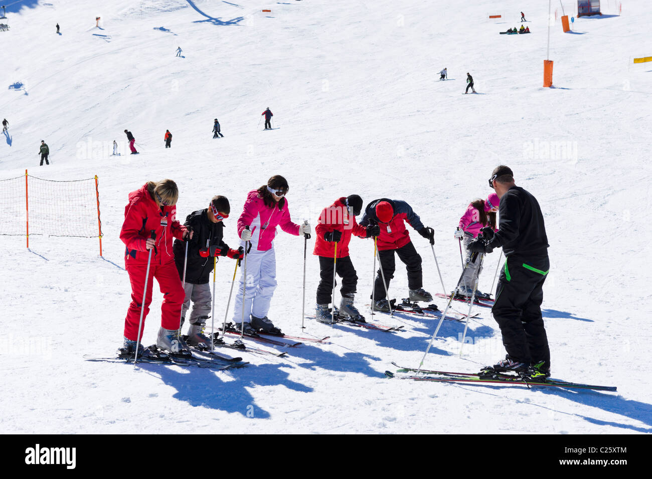Escuela de esquí en la guardería pendientes a Comallempla, Arinsal, la zona de esquí de Vallnord, Andorra Foto de stock