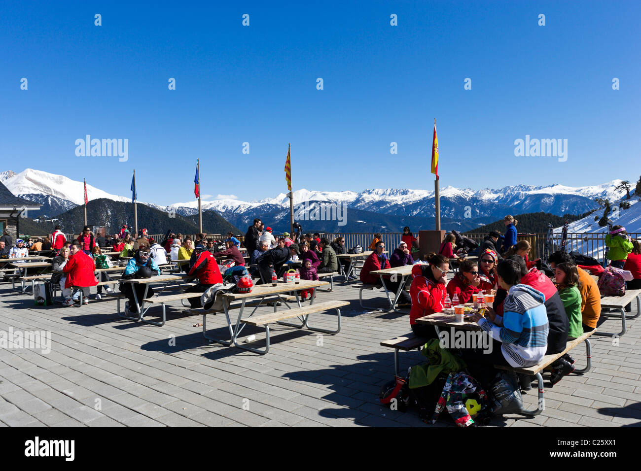 Los esquiadores en la terraza de un restaurante en la montaña Comallempla, Arinsal, la zona de esquí de Vallnord, Andorra Foto de stock
