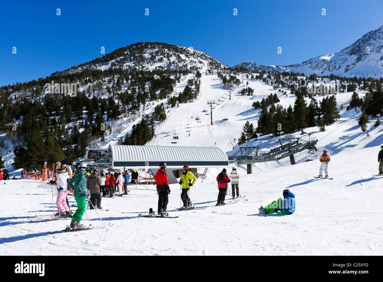 Telesillas y pistas de Arcalis, zona de esquí de Vallnord, Andorra Foto de stock