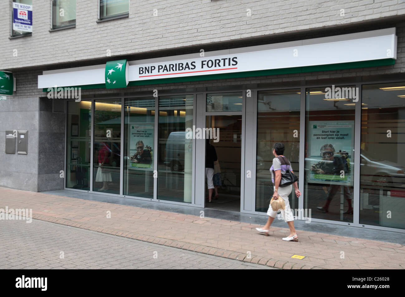 Una rama de la BNP Paribas Fortis Bank en Veurne, Flandes Occidental, Bélgica. Foto de stock