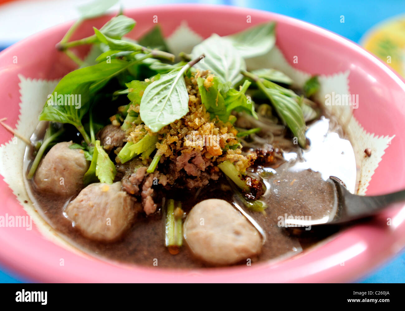 Fideos con carne de res, carne de bola y albahaca thai , delicadeza, alimentos en la calle, en Bangkok, Tailandia Foto de stock