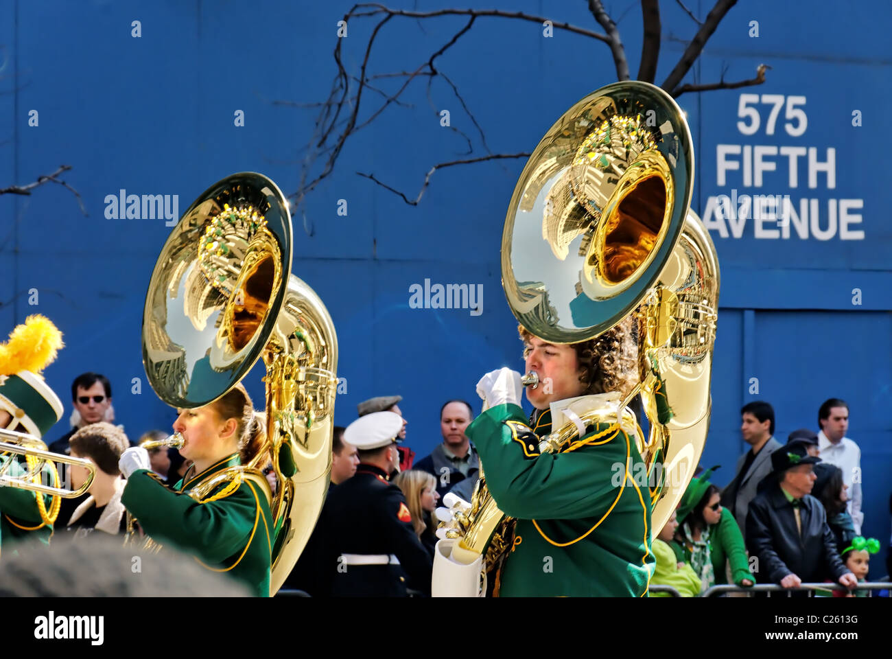 Reflejado en tubas nyc fotografías e imágenes de alta resolución Alamy