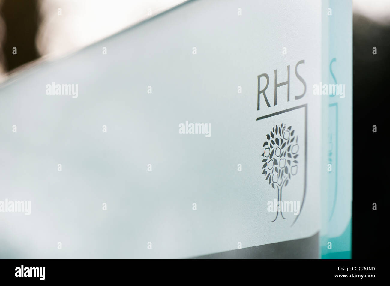 Logotipo RHS grabados en un panel de vidrio. RHS Wisley gardens, Inglaterra Foto de stock