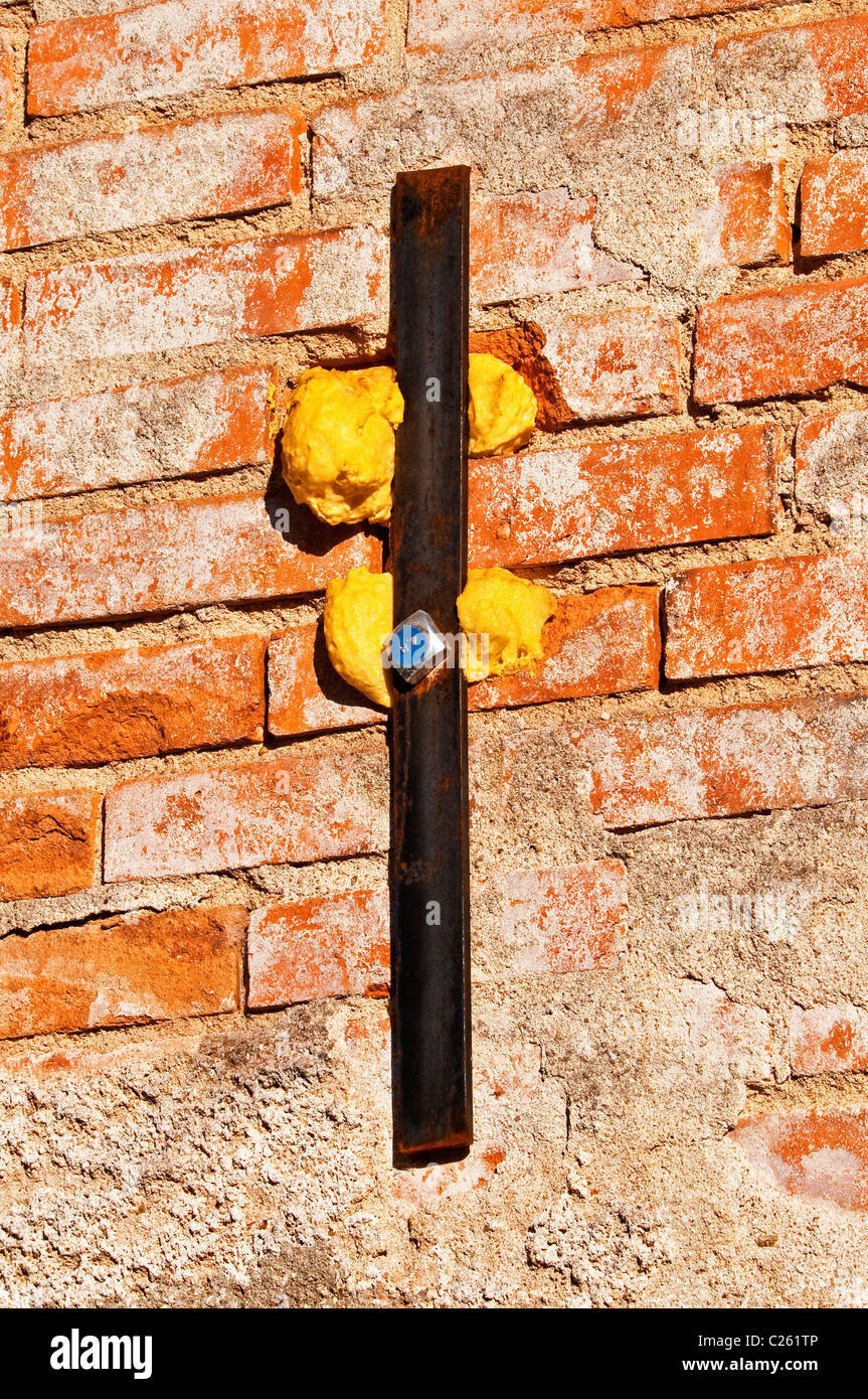 Barra De Acero Reforzando Y Ampliando El Aislamiento De Espuma En