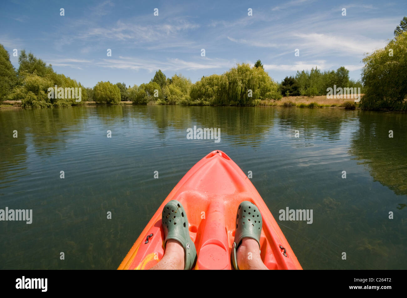 Kayak en el brazo del lago Ruataniwha Wairepo, cerca de Twizel, Isla del Sur de Nueva Zelanda Foto de stock