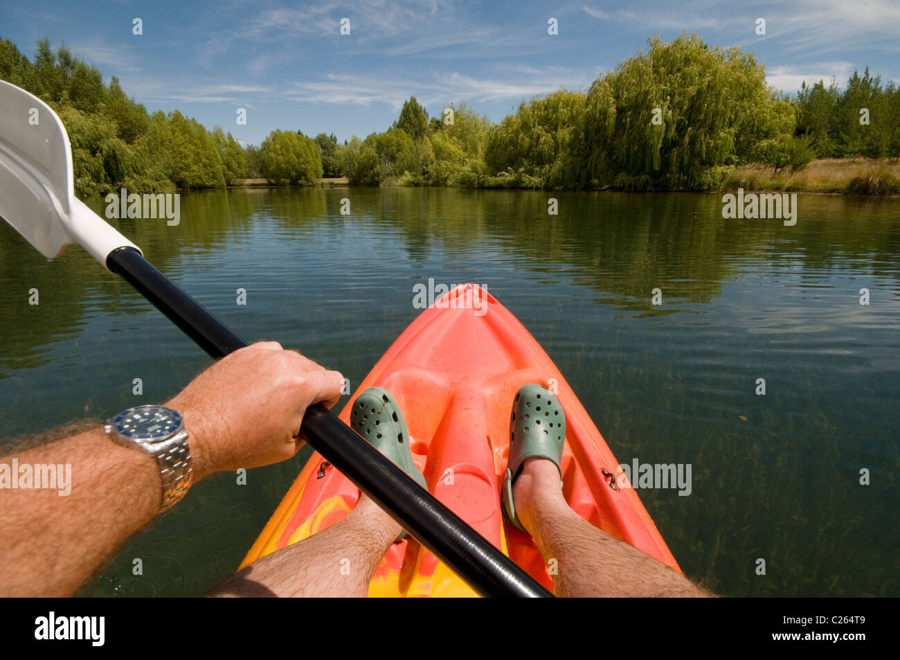 Kayak en el brazo del lago Ruataniwha Wairepo, cerca de Twizel, Isla del Sur de Nueva Zelanda Foto de stock