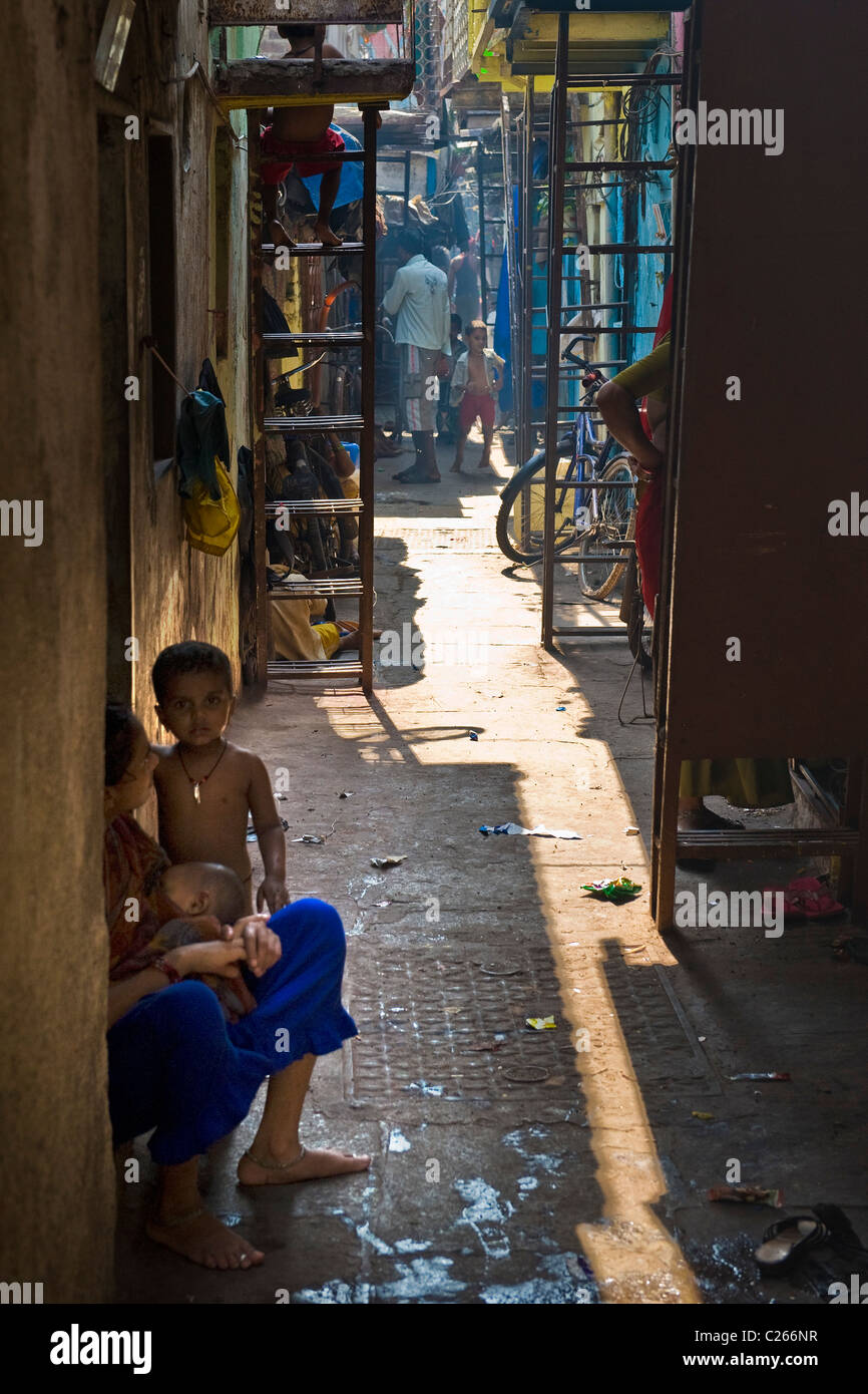La vida cotidiana en el tugurio cercano Colaba, Mumbai, India Foto de stock