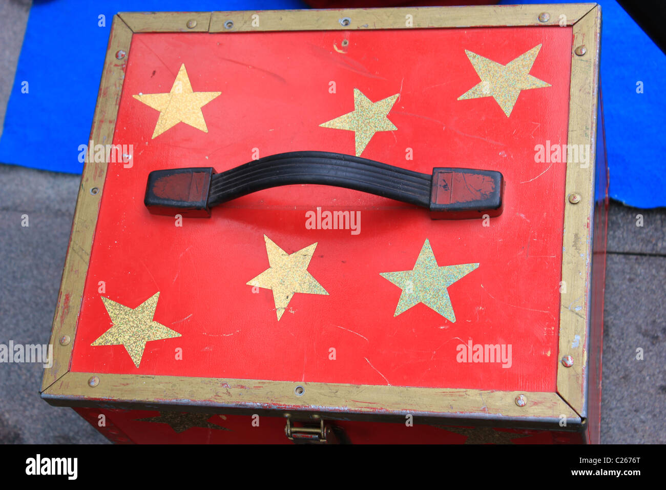 Caja roja con estrellas doradas Foto de stock