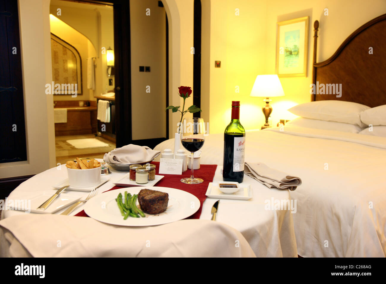 En el salón comedor, en una habitación de hotel. Servicio de comida. El Shangri-La Hotel Qaryat Al Beri Abu Dhabi, Emiratos Árabes Unidos. Foto de stock