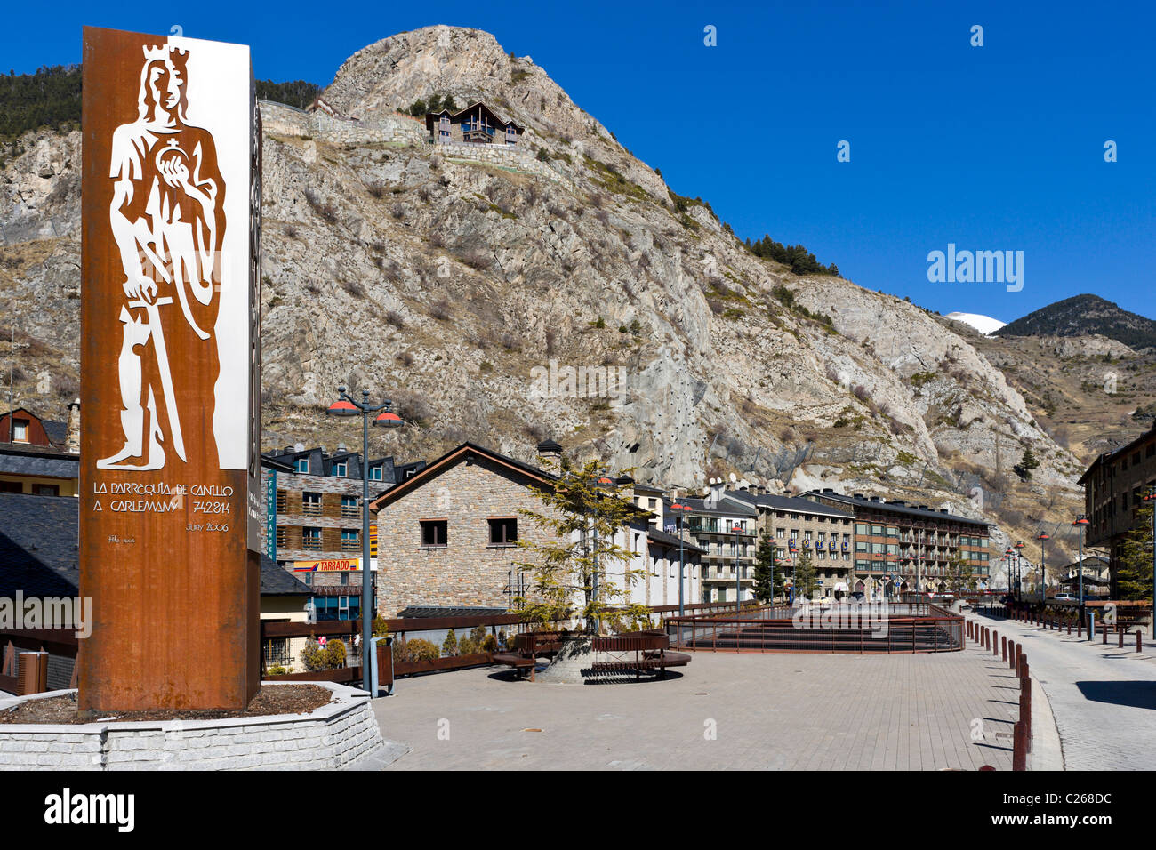 Centro de la localidad de Canillo, la zona de esquí de Grandvalira, Andorra Foto de stock