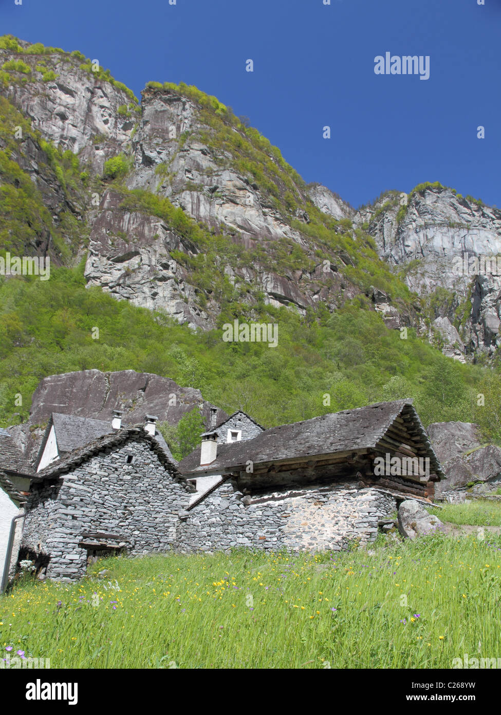 Pequeña aldea vieja con la iglesia compuesta de antiguas casas de piedra rugosa en valle de Bavona él más salvajes de todas Ticino, Suiza Foto de stock