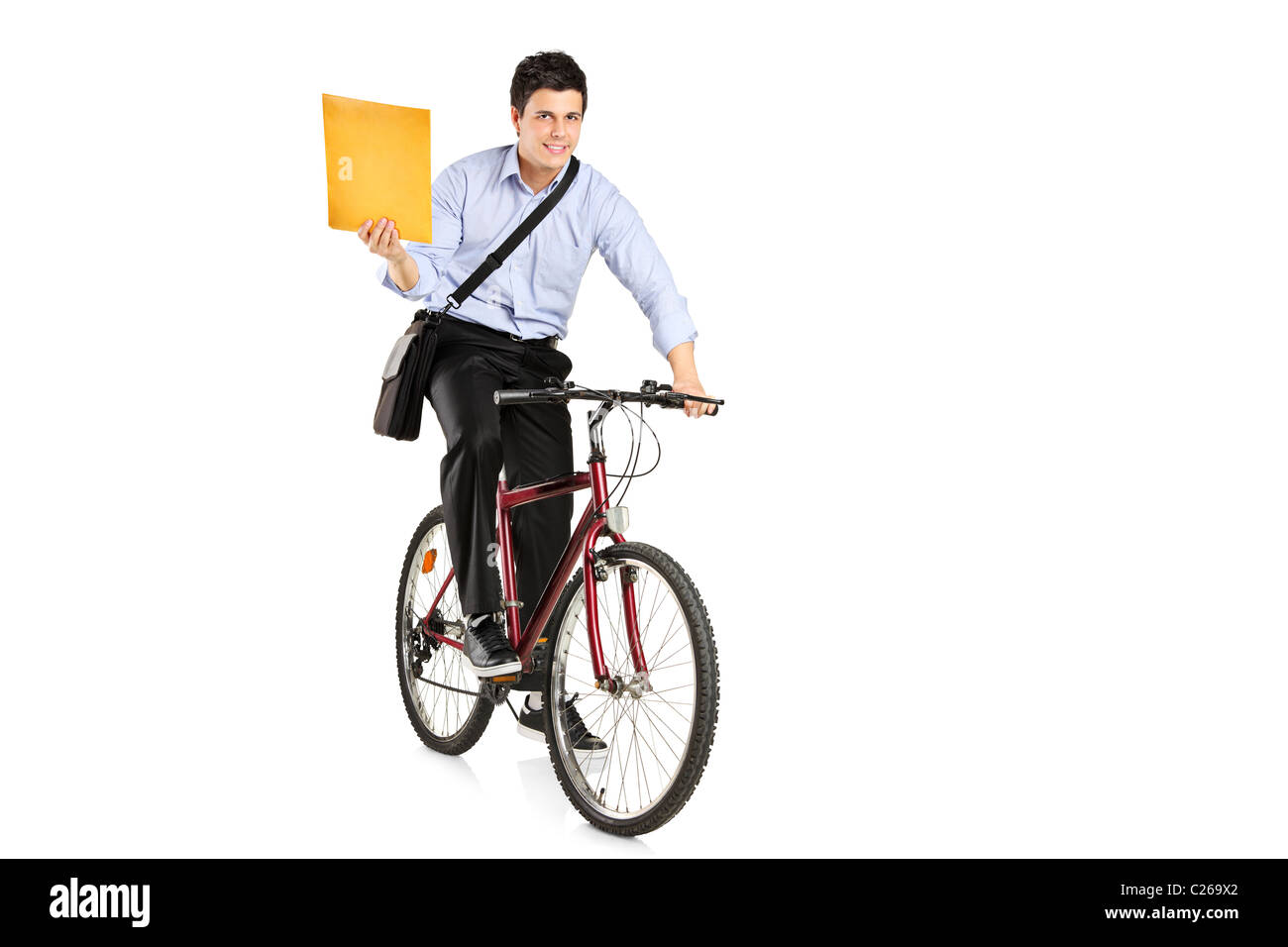 Cartero en bicicleta llevar su correo Fotografía de stock - Alamy