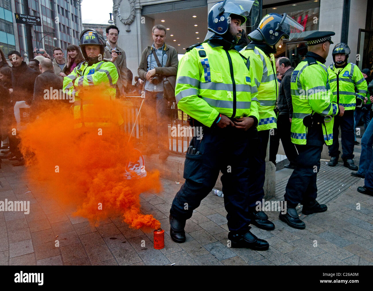 Conflicto entre policía y manifestantes en 'Marco para la Alternativa' protesta en Londres el 26 de marzo de 2011 Foto de stock