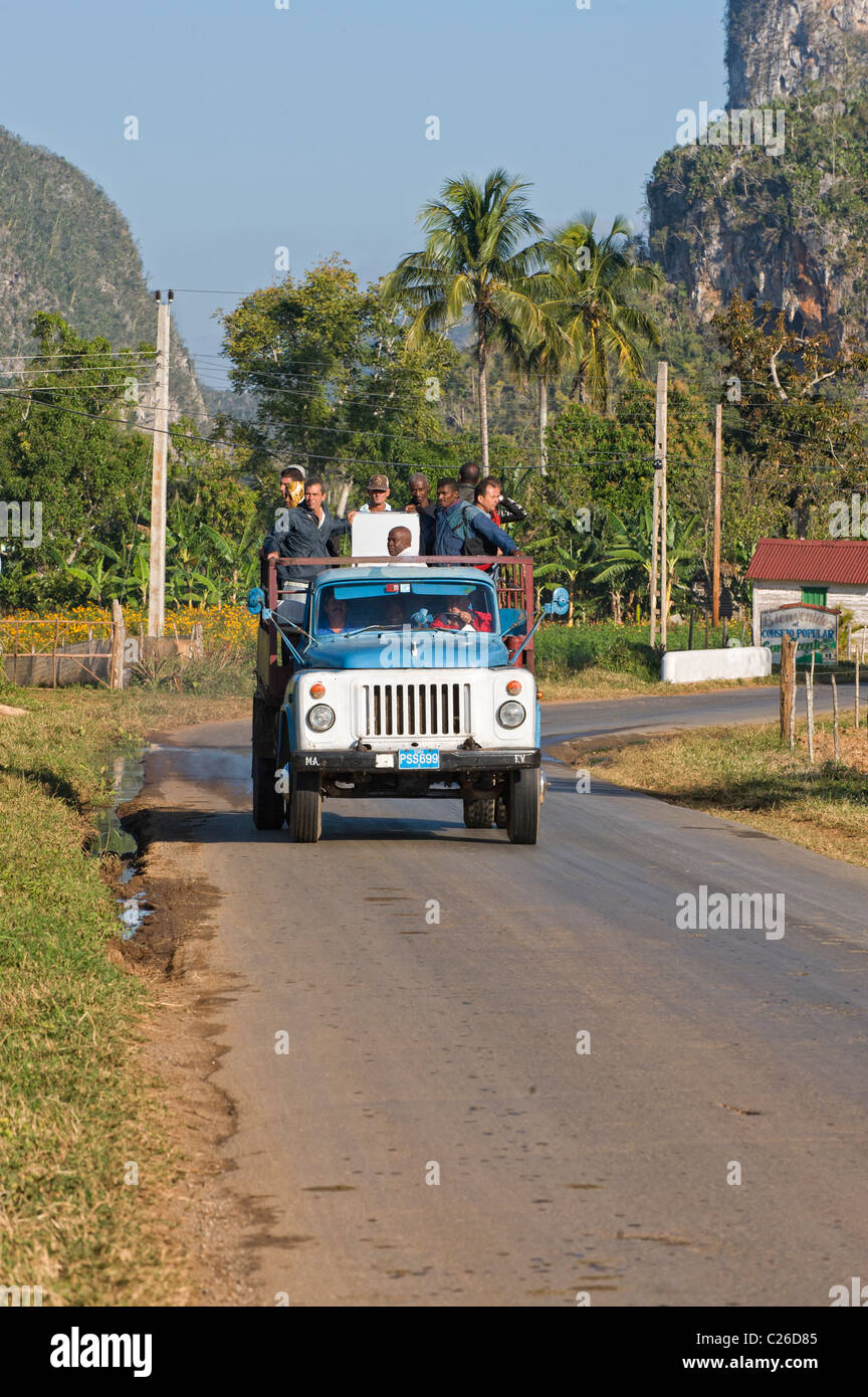 Valle de Viñales, el camión en la carretera, provincia de Pinar del Río, Cuba Foto de stock