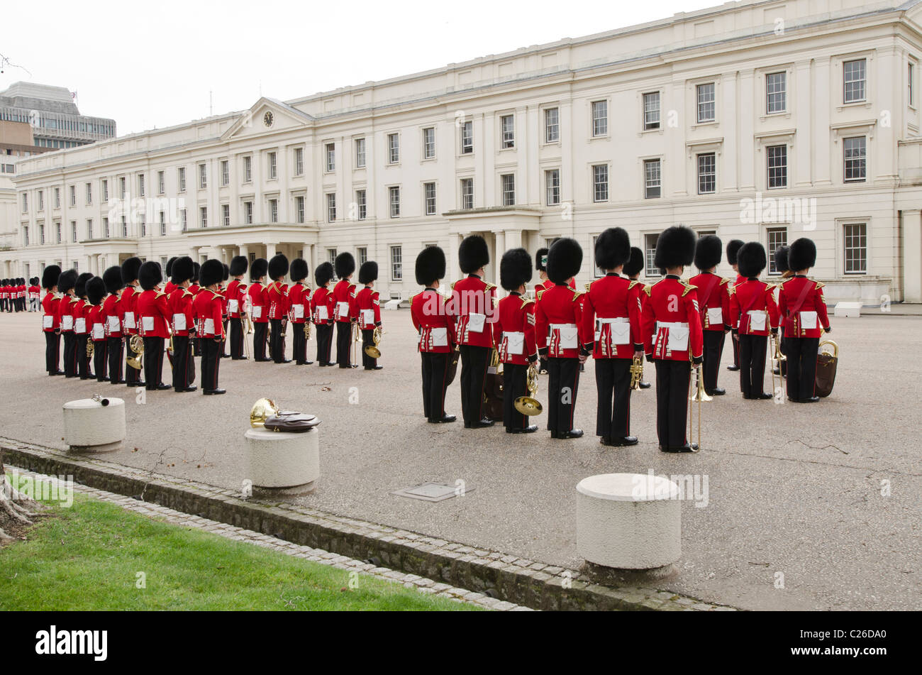 Inspección de la banda de los guardias galeses, Wellington Barracks, caminata , en forma de jaula, Westminster, Londres, Reino Unido. Foto de stock