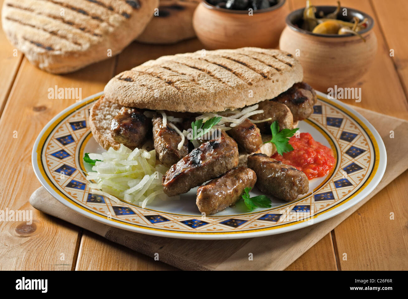 Cevapcici. Comida popular de los Balcanes Foto de stock