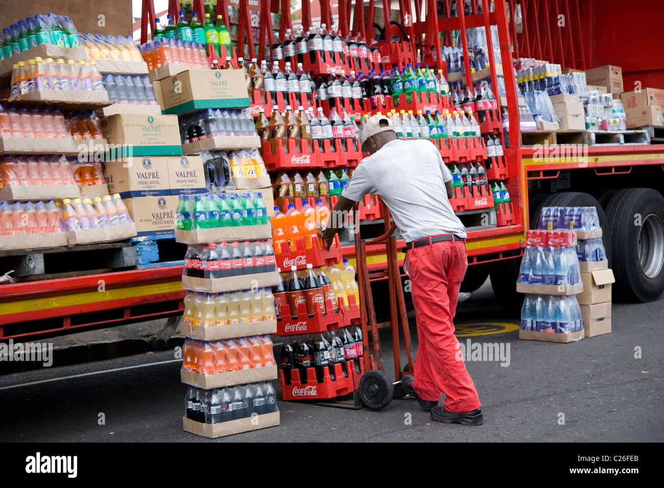 Hombre entregando los productos de Coca Cola camión Sudáfrica Fotografía de stock Alamy