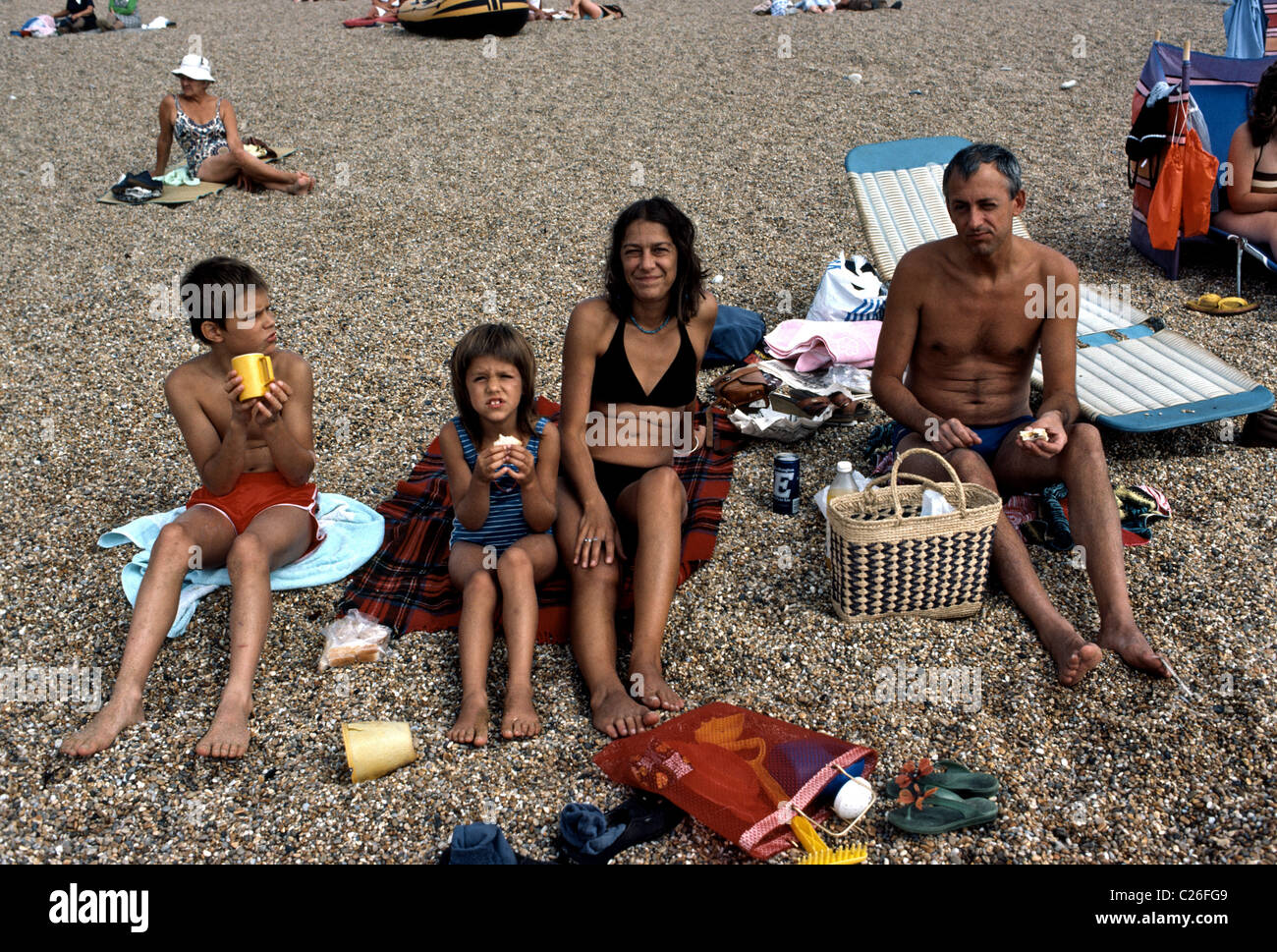 Familia en Pebble Beach bronceándose a principios de los 80's Foto de stock