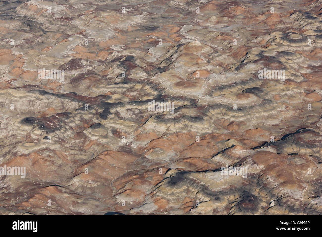 VISTA AÉREA. Badlands de rocas sedimentarias coloridas y de forma extraña hoodoos. Bisti De-Na-Zin Wilderness Area, Condado de San Juan, Nuevo México, Estados Unidos. Foto de stock