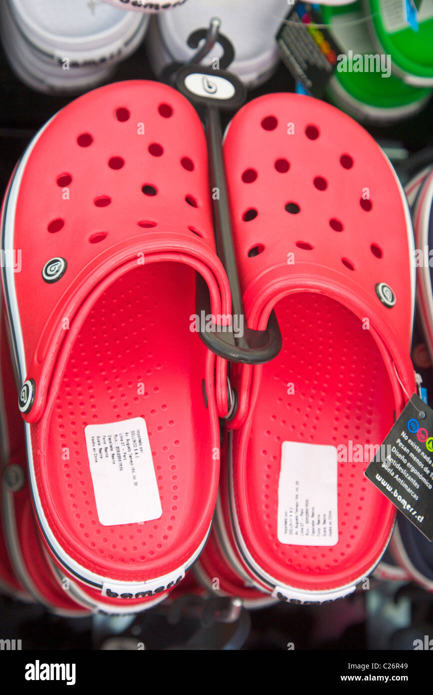 Croc sandals fotografías e imágenes de alta resolución - Alamy