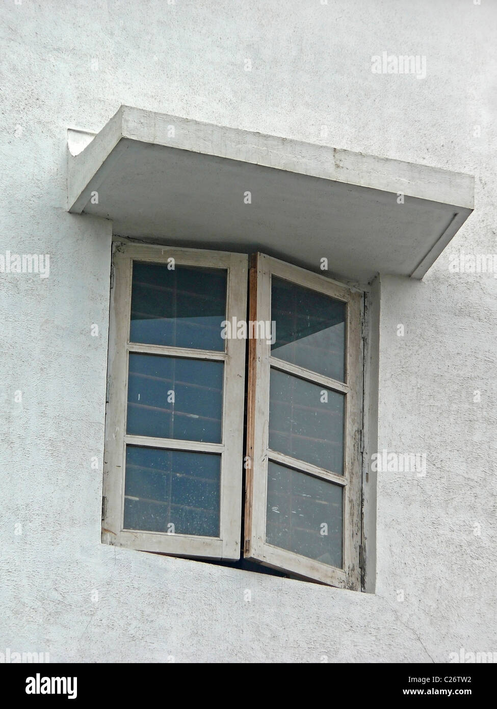 Cierra la ventana de una casa adosada en Pune, Maharashtra, India. Foto de stock