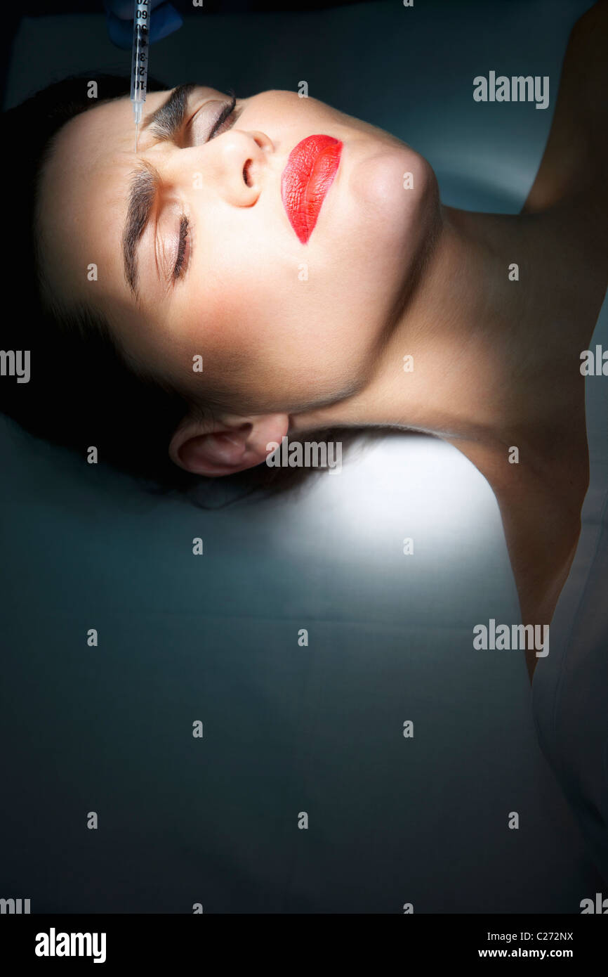La mujer que recibe la inyección de Botox en la frente Foto de stock