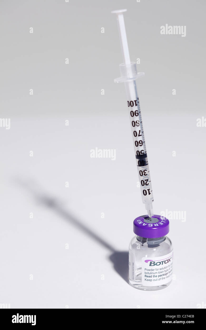 Aguja hipodérmica insertada en frasco de Botox Fotografía de stock - Alamy