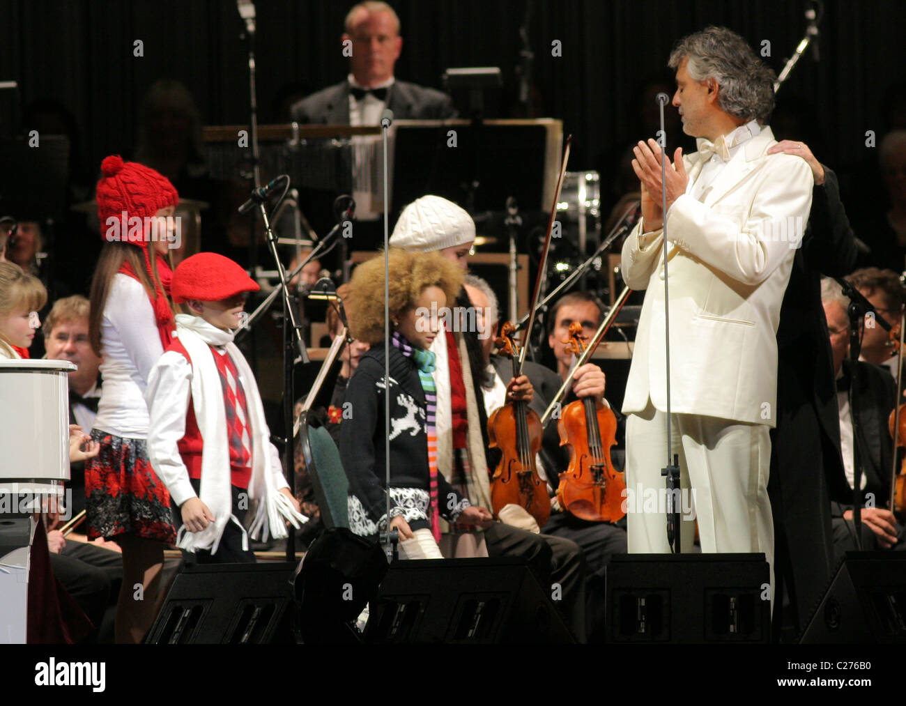 Andrea Bocelli interpretando en vivo en la noche de apertura del 'Mi Navidad'  Tour en el Bank Atlantic Center. Sunrise, Florida Fotografía de stock -  Alamy
