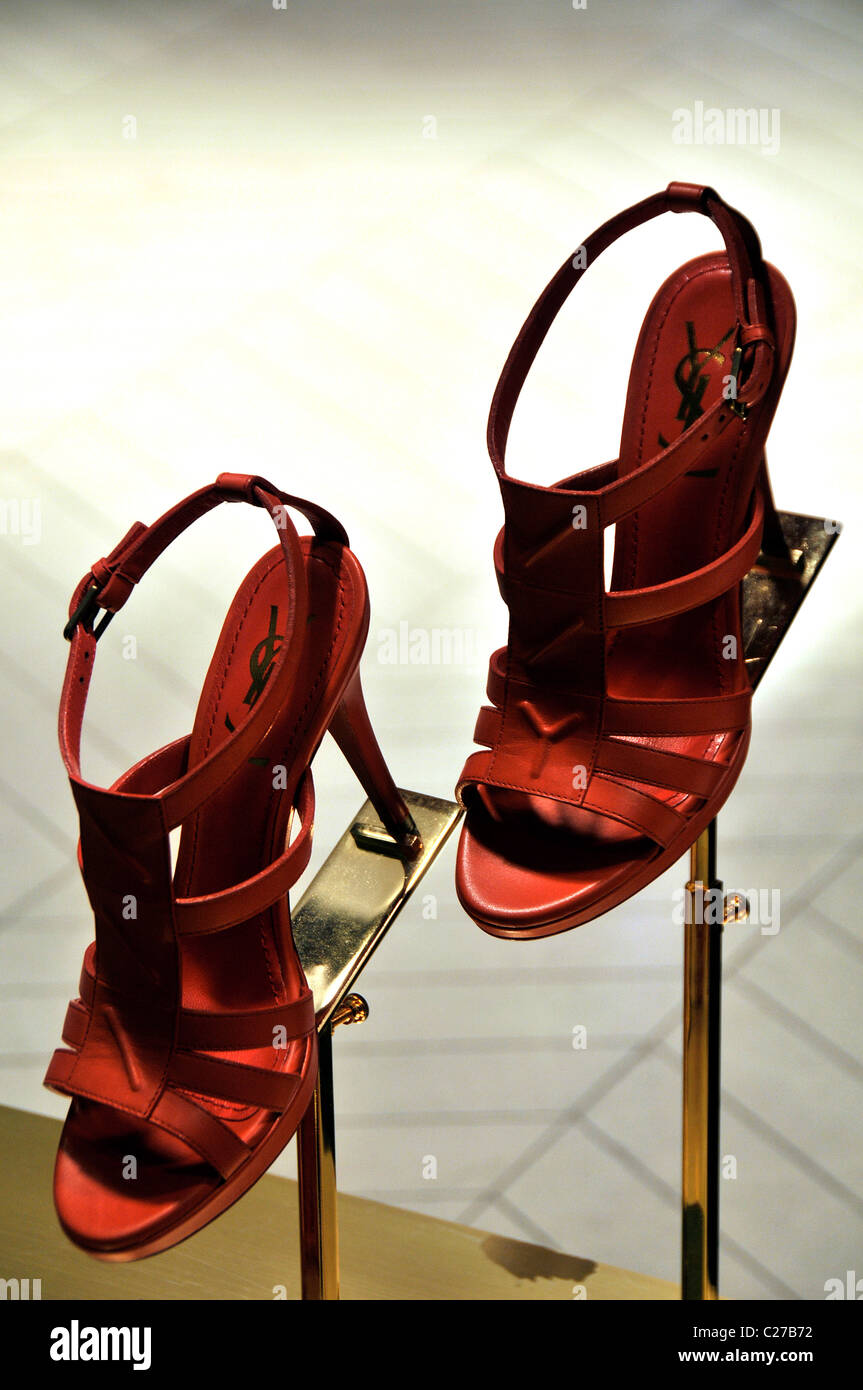 Zapatos de mujer de lujo, Yves Saint Laurent, la tienda del aeropuerto de  Roissy, Francia Fotografía de stock - Alamy