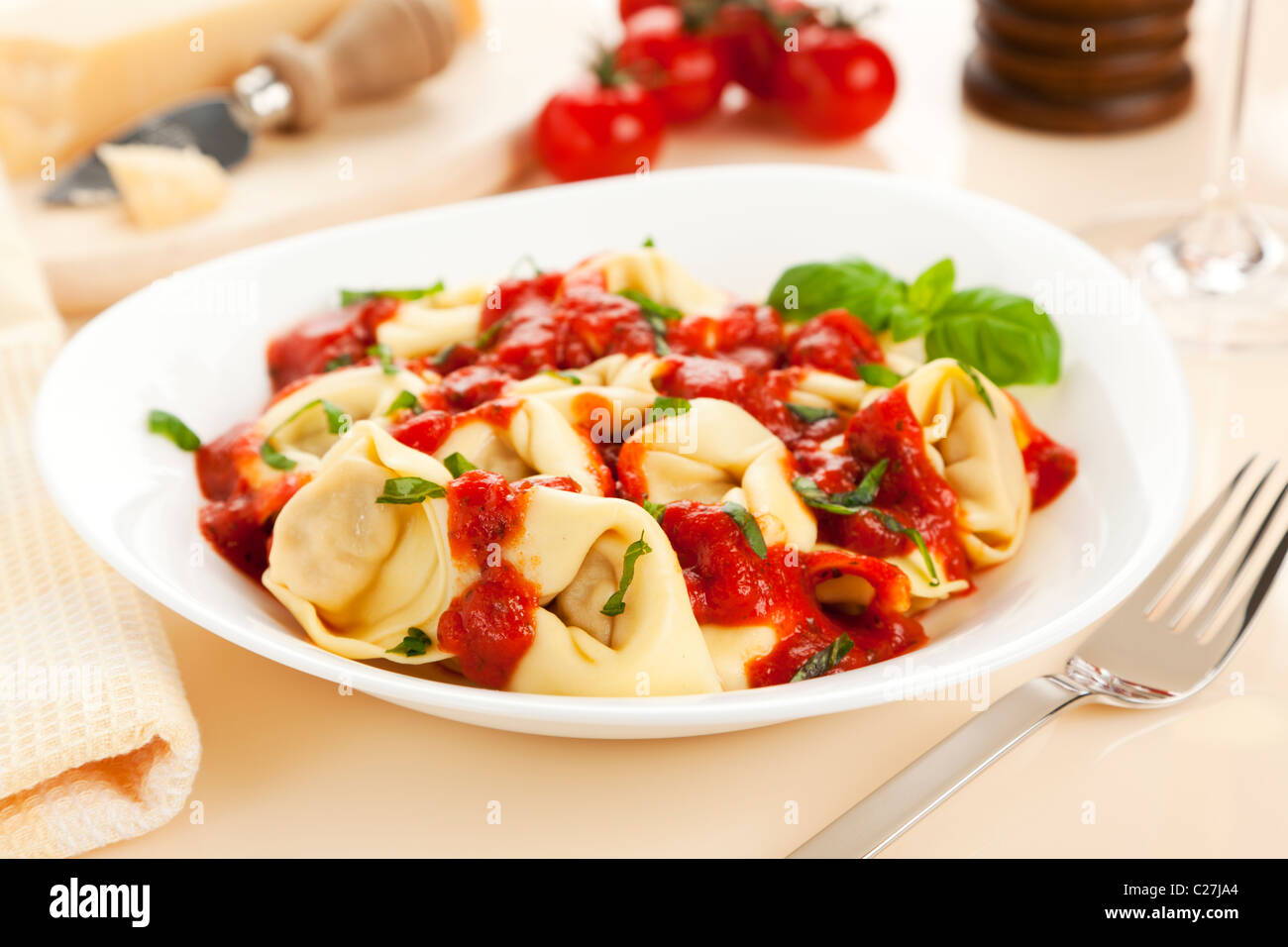 Tortelloni pasta con salsa de tomate y albahaca fresca Foto de stock