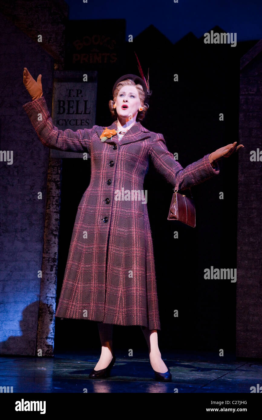 Sarah Lancashire cantando en la comedia musical de Betty Blue Eyes en el Teatro Novello Foto de stock