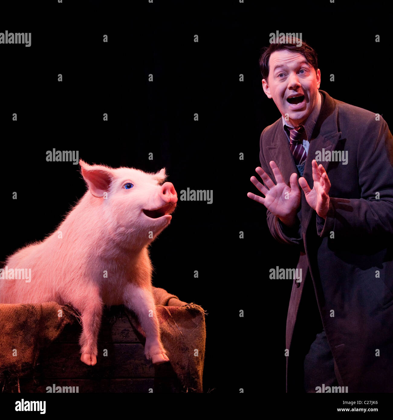 Reece Shearsmith en la comedia musical de Betty Blue Eyes en el Teatro Novello Foto de stock