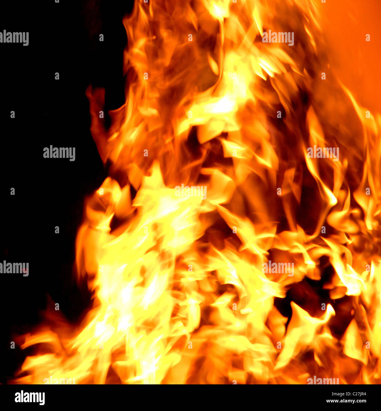 Las llamas de un incendio, inferno. Hot cuerpo luminoso de la quema de gas procedente de parpadeo secuencias de material combustible. Foto de stock