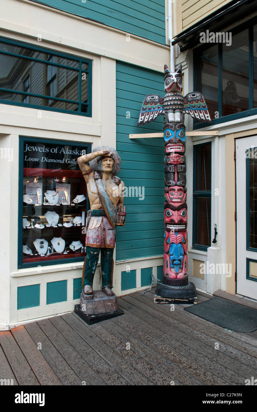 Skagway Alaska, una tienda minorista local utiliza un tótem y una tabaquería 'india' aparece en la parte delantera para ayudar a atraer clientes. Foto de stock