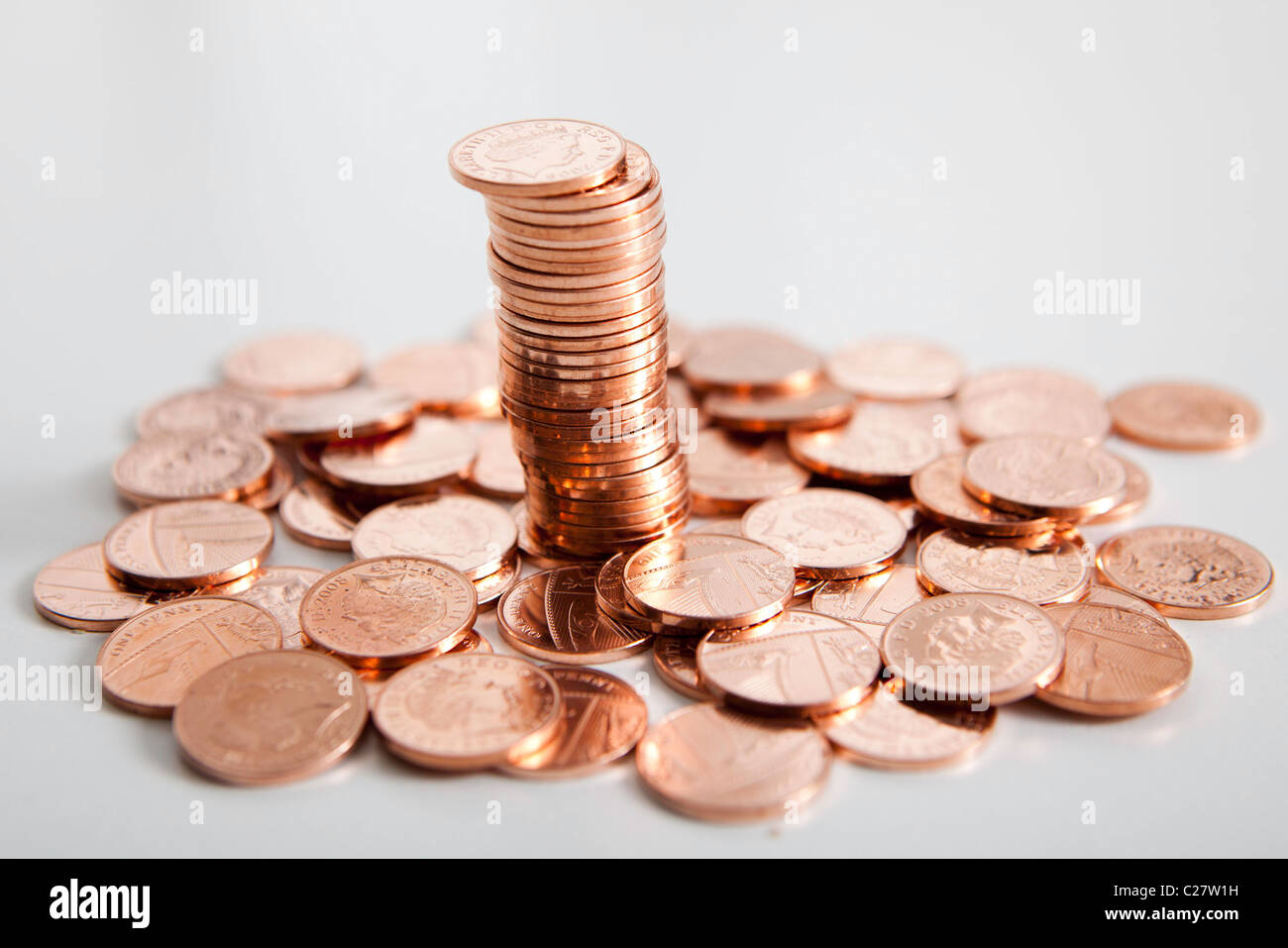 Pila de 1p un centavo británico monedas. Foto de stock