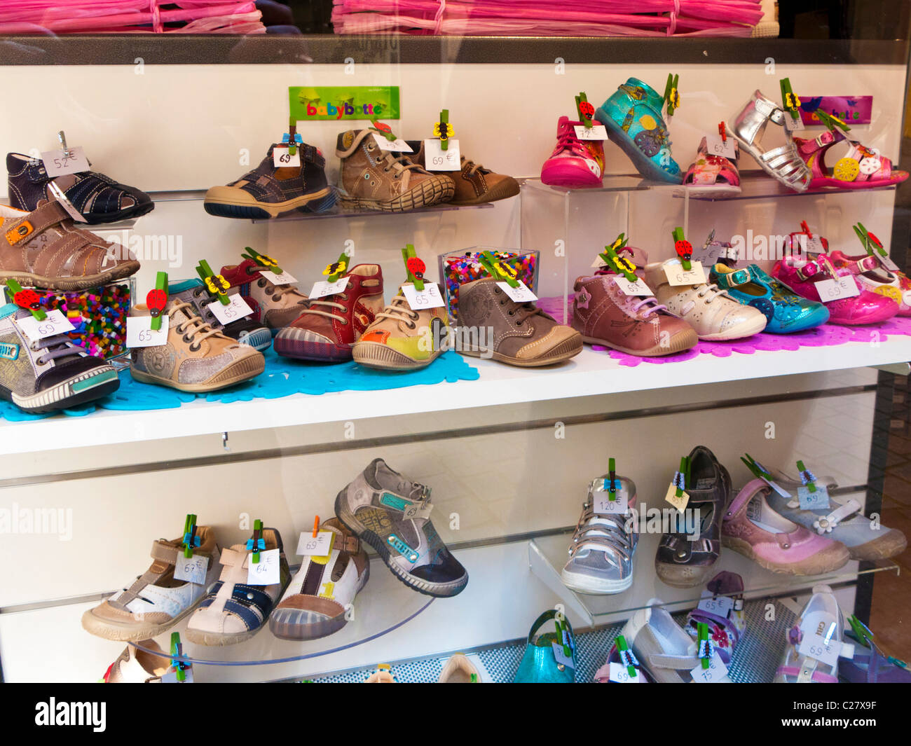 Tienda de Zapatos franceses escaparate de zapatos infantiles, Francia, Europa Foto de stock