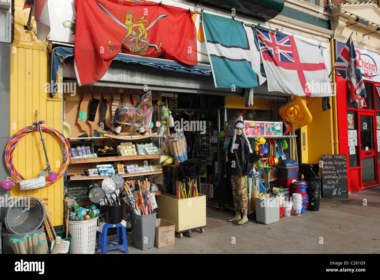 Una tienda costera en Exmouth, vendiendo todo lo que necesitas para la playa. Foto de stock