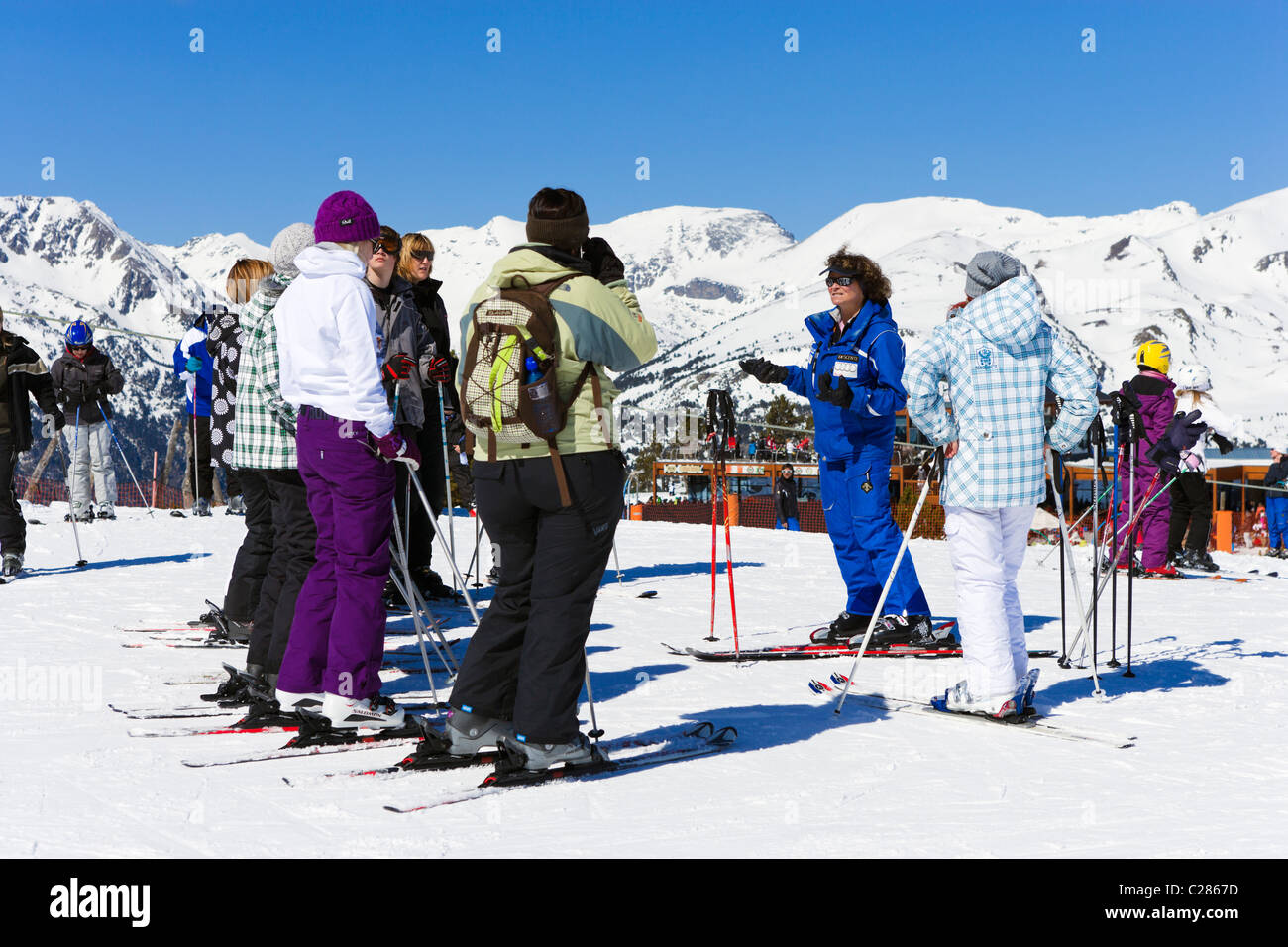 Escuela de esquí en el vivero en laderas en la zona de esquí de Espiolets,  Soldeu, Región de Grandvalira, Andorra Fotografía de stock - Alamy