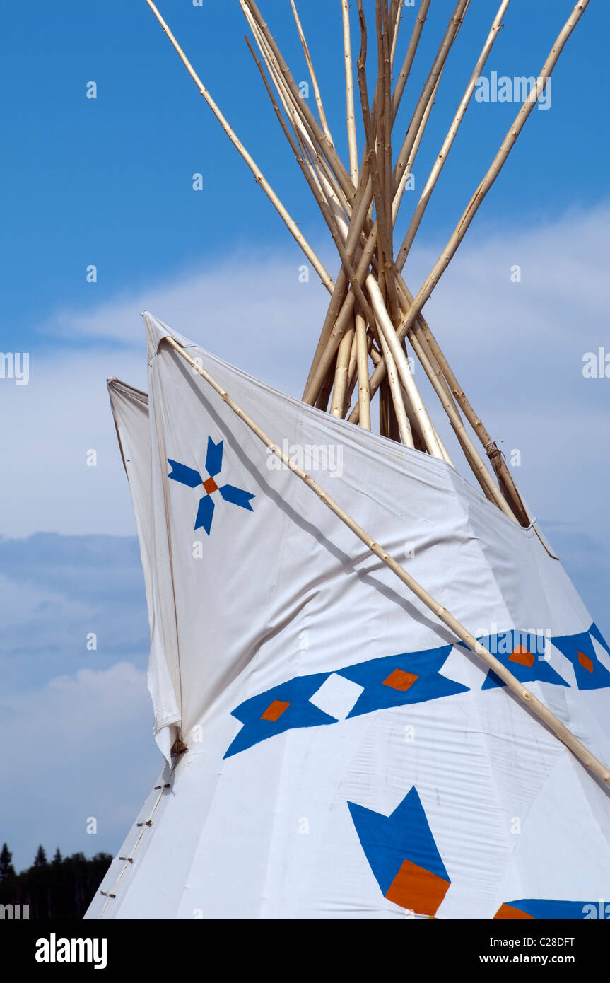 Tepee gráfico establecido en tierras tribales fuera de Bragg Creek, Alberta, Canadá. Foto de stock