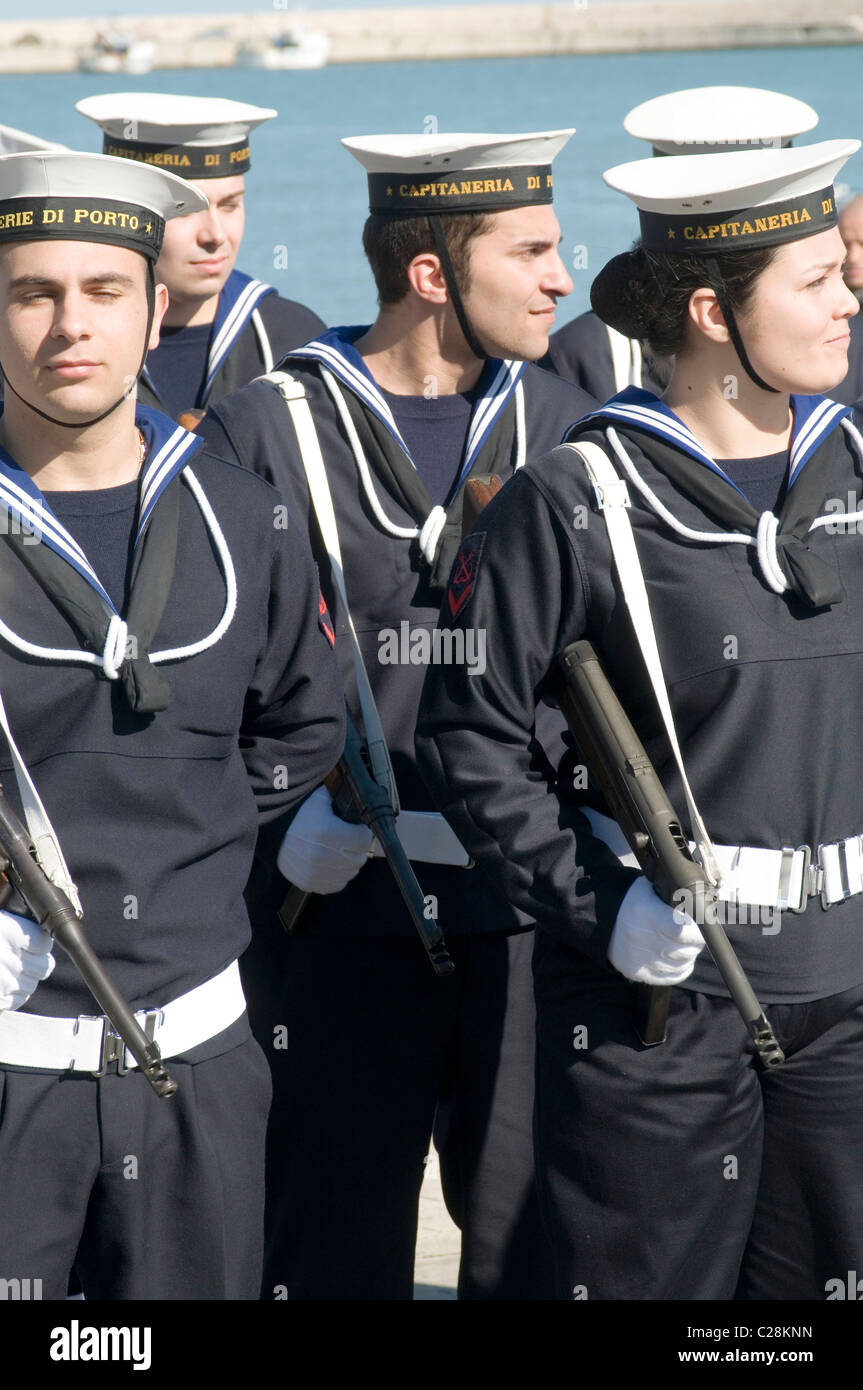italiana italia uniforme vestido traje ceremonial velero con cadetes cadete sailers marinero marineros de - Alamy