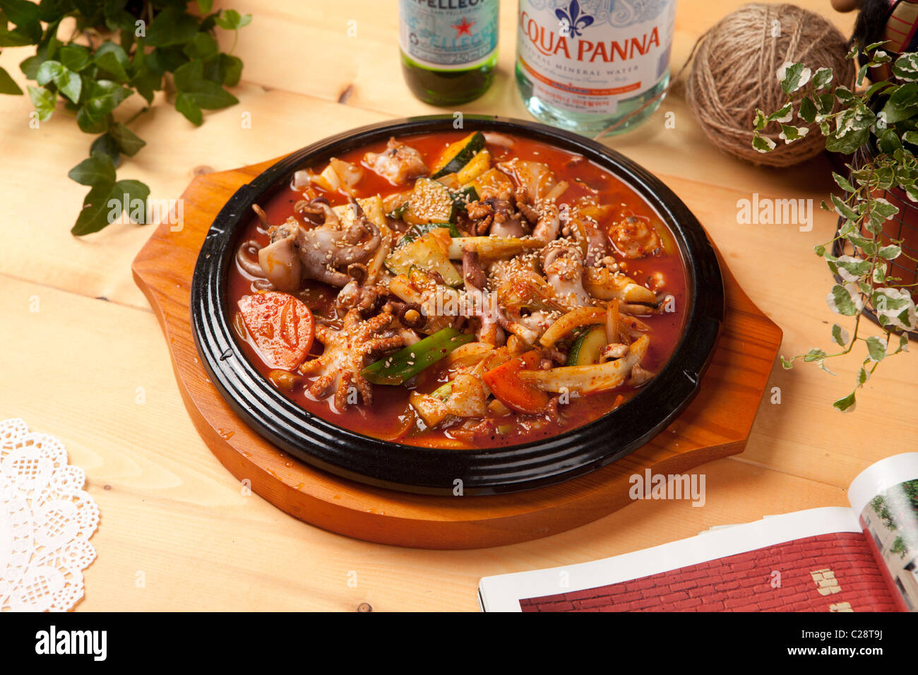 Comida Coreana la venta en restaurante , Corea del Sur de comida de mar en  polvo de pimiento rojo salteado con verduras mix Fotografía de stock - Alamy