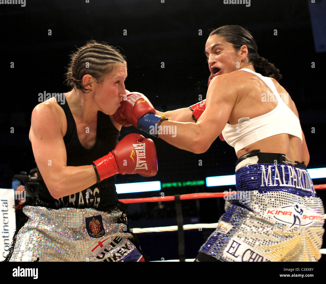 El boxeador peruano Kina Malpartida (R) pelea contra British Lindsay Scragg  (L) durante el Super Peso Pluma de Boxeo en Fotografía de stock - Alamy