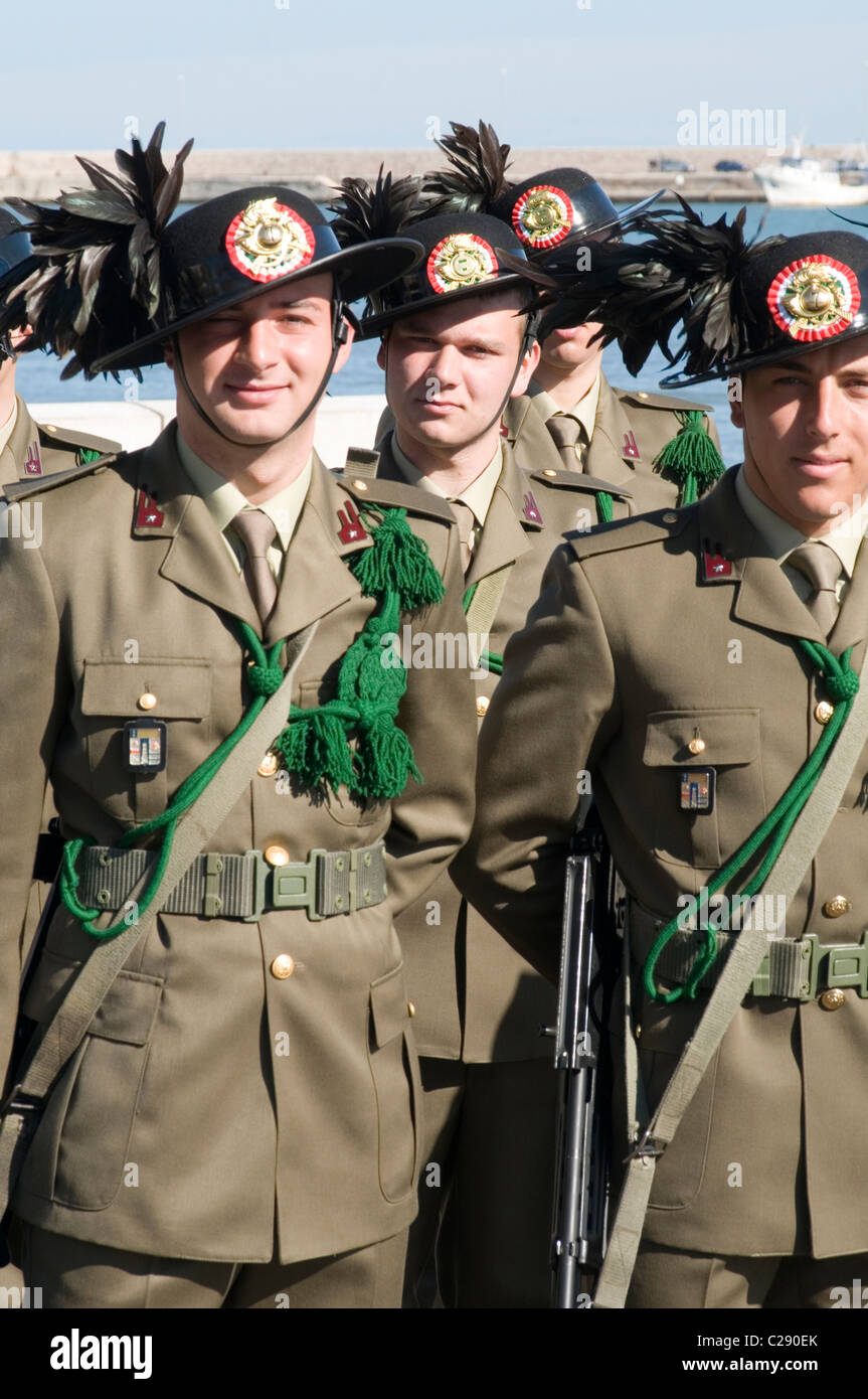 Uniforme del ejército italiano Bersaglieri plumas Plumas urogallo negro  estilo de moda elegante vestido ceremonial que uniforma uniforme Fotografía  de stock - Alamy